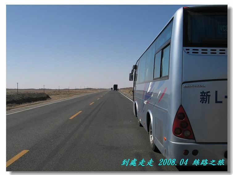 我擺一擺手，一條寂寞的路便展向兩頭